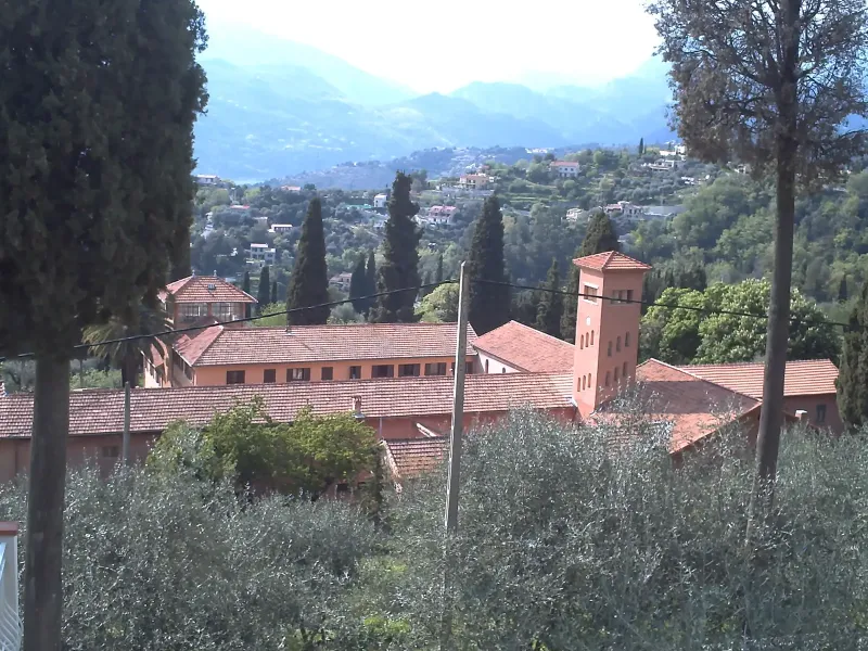 Abbaye de Castagniers au milieu des oliviers