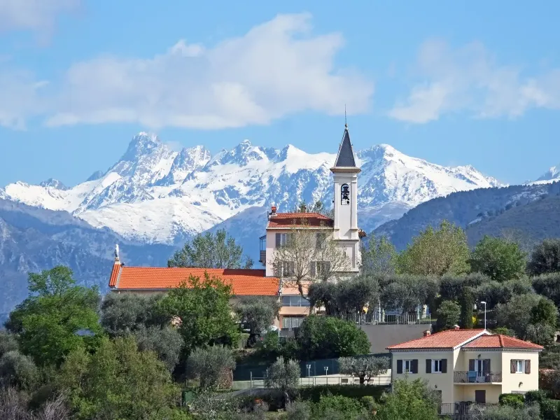 Église de Colomars devant les sommets enneigés du Mercantour