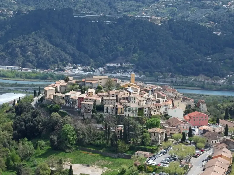 Village perché de Gattières au-dessus de la vallée du Var