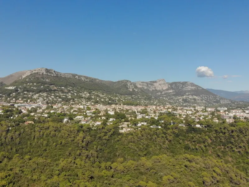 Vence et ses collines vues du sud-ouest